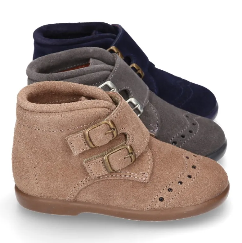Botita clásica sin cordones tipo Blucher en piel serraje con picados.