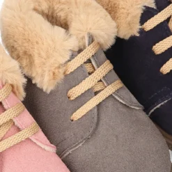 Botita con cuello de PELO con cordones en piel serraje.