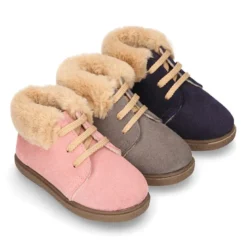 Botita con cuello de PELO con cordones en piel serraje.