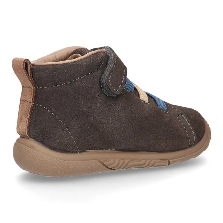 Botita con puntera, cierre adherente y con cordones elásticos en piel serraje.