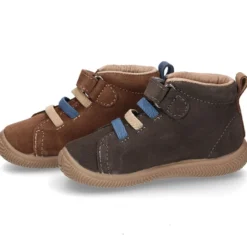 Botita con puntera, cierre adherente y con cordones elásticos en piel serraje.