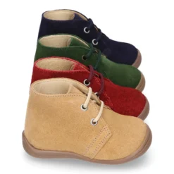 Botita con puntera, talonera y cordones en serraje para pequeños.