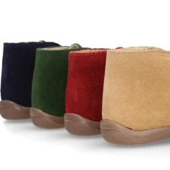 Botita con puntera, talonera y cordones en serraje para pequeños.