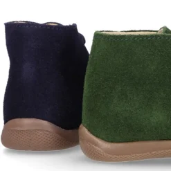 Botita con puntera, talonera y cordones en serraje para pequeños.