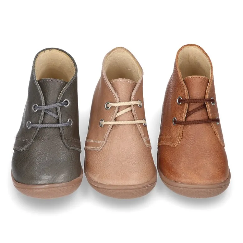 Botita con puntera, talonera y cordones en piel para pequeños.