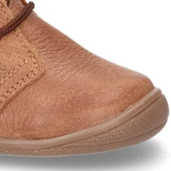 Botita con puntera, talonera y cordones en piel para pequeños.