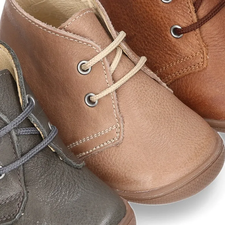 Botita con puntera, talonera y cordones en piel para pequeños.