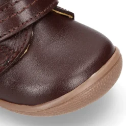 Botita con puntera y talonera sin cordones en piel lisa para pequeños.