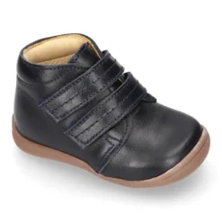 Botita con puntera y talonera sin cordones en piel lisa para pequeños.