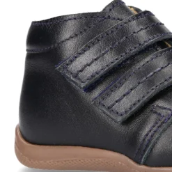 Botita con puntera y talonera sin cordones en piel lisa para pequeños.