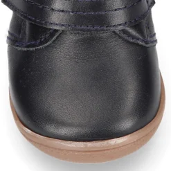 Botita con puntera y talonera sin cordones en piel lisa para pequeños.