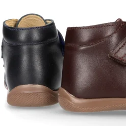 Botita con puntera y talonera sin cordones en piel lisa para pequeños.