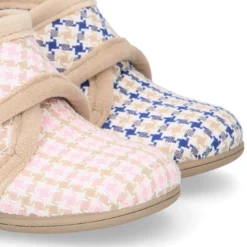 Botita de casa niños sin cordones en lana con CUADROS.