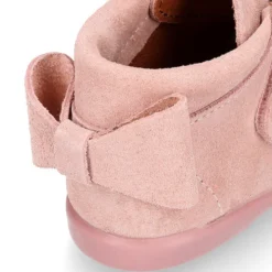 Botita niña sin cordones con lazo y picados en piel serraje.