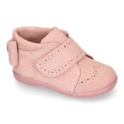 Botita niña sin cordones con lazo y picados en piel serraje.