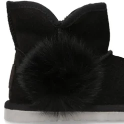 Botita niña tipo Australiana con POMPÓN en piel serraje negro.