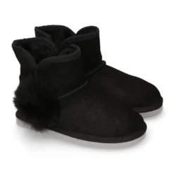 Botita niña tipo Australiana con POMPÓN en piel serraje negro.