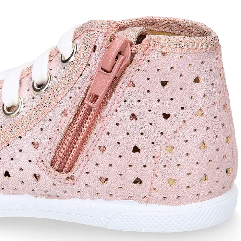 Botita niña tipo bamba con cordones y puntera en lona corazones.
