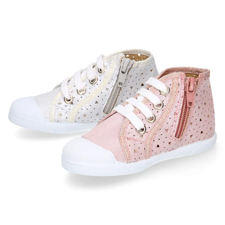 Botita niña tipo bamba con cordones y puntera en lona corazones.