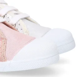 Botita niña tipo bamba con cordones y puntera en lona corazones.