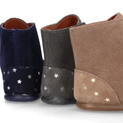 Botita niña tipo Wallabi con lazos y ESTRELLAS en serraje.