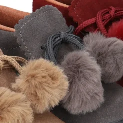 Botita Niño con POMPONES en piel serraje.
