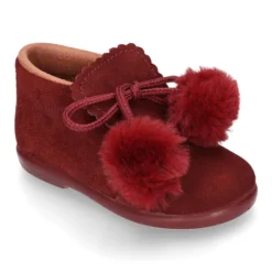 Botita Niño con POMPONES en piel serraje.