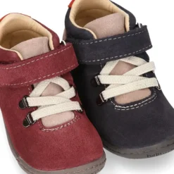 Botita niño con puntera y cordones elásticos y cierre adherente en serraje.