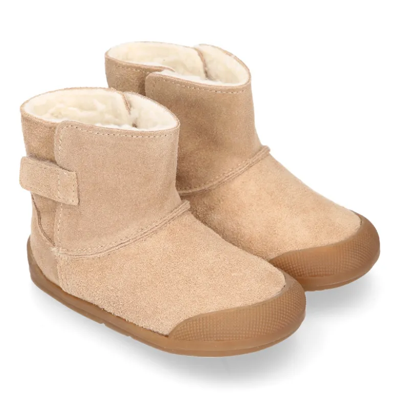 Botita niños Blanditos by Crio´s sin cordones en piel serraje con forro borreguito.