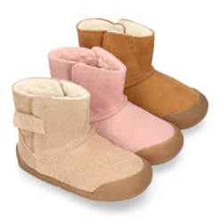 Botita niños Blanditos by Crio´s sin cordones en piel serraje con forro borreguito.
