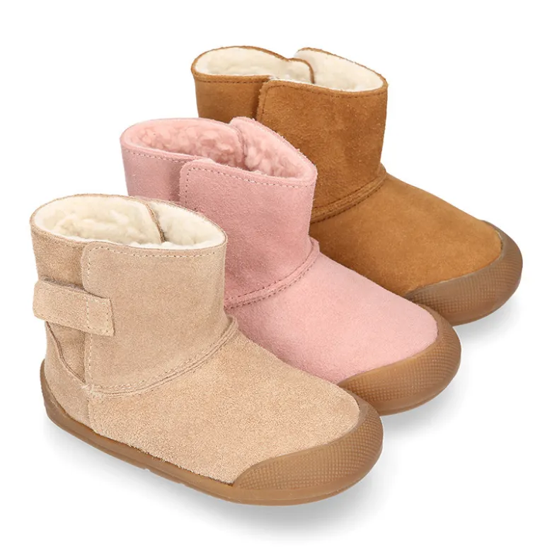 Botita niños Blanditos by Crio´s sin cordones en piel serraje con forro borreguito.