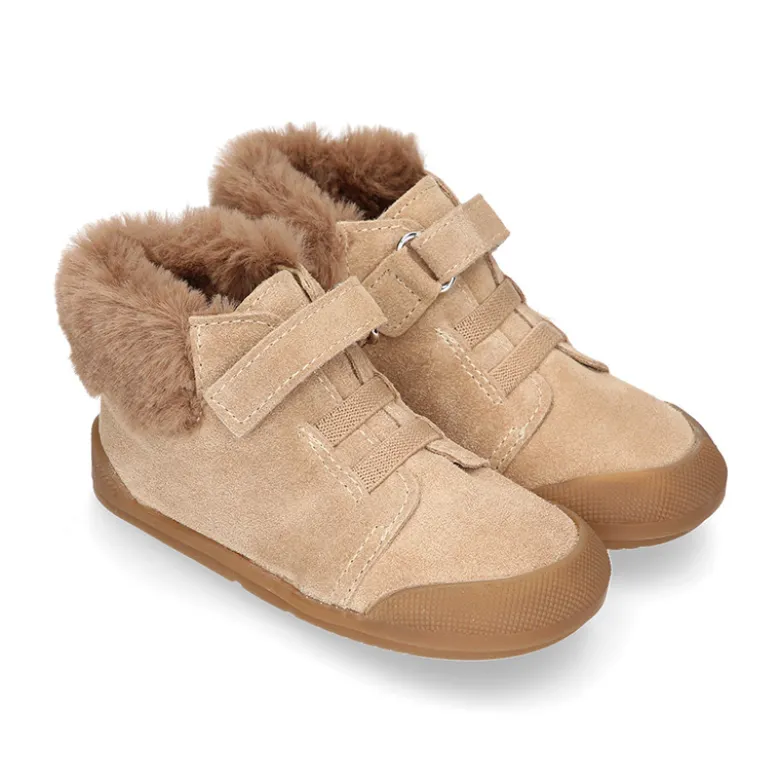 Botita niños Blanditos by Crio´s con cordones elásticos y cuello de pelo en piel serraje.