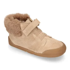 Botita niños Blanditos by Crio´s con cordones elásticos y cuello de pelo en piel serraje.