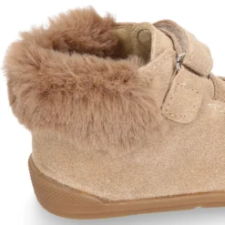 Botita niños Blanditos by Crio´s con cordones elásticos y cuello de pelo en piel serraje.
