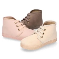 Botita niños CASUAL con cordones en Serratex en colores pasteles.