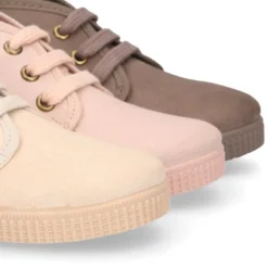 Botita niños CASUAL con cordones en Serratex en colores pasteles.