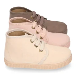 Botita niños CASUAL con cordones en Serratex en colores pasteles.
