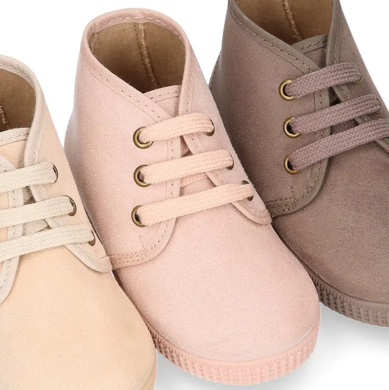 Botita niños CASUAL con cordones en Serratex en colores pasteles.
