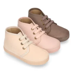 Botita niños CASUAL con cordones en Serratex en colores pasteles.
