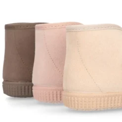 Botita niños CASUAL con cordones en Serratex en colores pasteles.