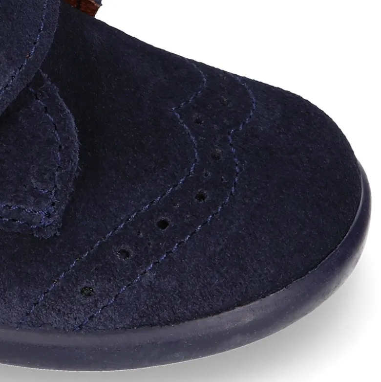 Botita niños clásica sin cordones tipo Blucher en piel serraje con diseño pala vega.