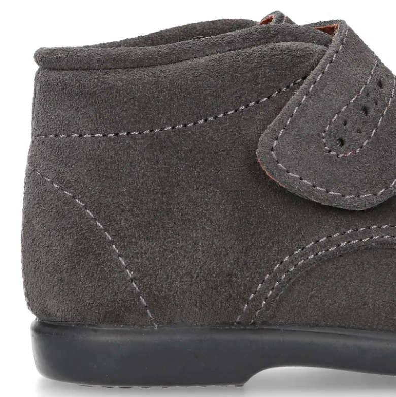 Botita niños clásica sin cordones tipo Blucher en piel serraje con diseño pala vega.