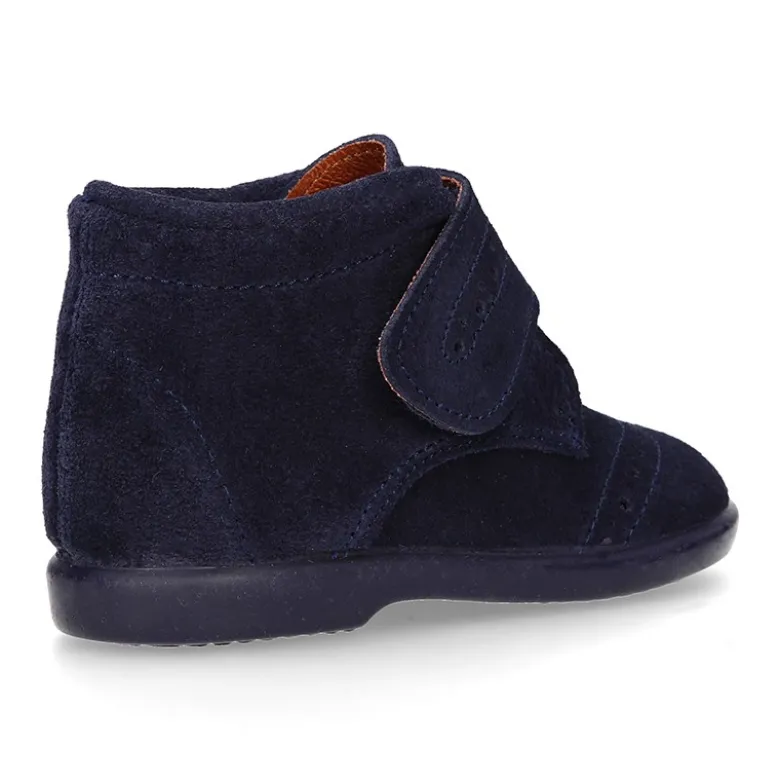 Botita niños clásica sin cordones tipo Blucher en piel serraje con diseño pala vega.