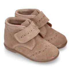 Botita niños clásica sin cordones tipo Blucher en piel serraje con diseño pala vega.