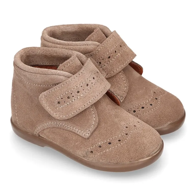 Botita niños clásica sin cordones tipo Blucher en piel serraje con diseño pala vega.