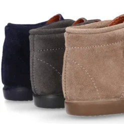 Botita niños clásica sin cordones tipo Blucher en piel serraje con diseño pala vega.
