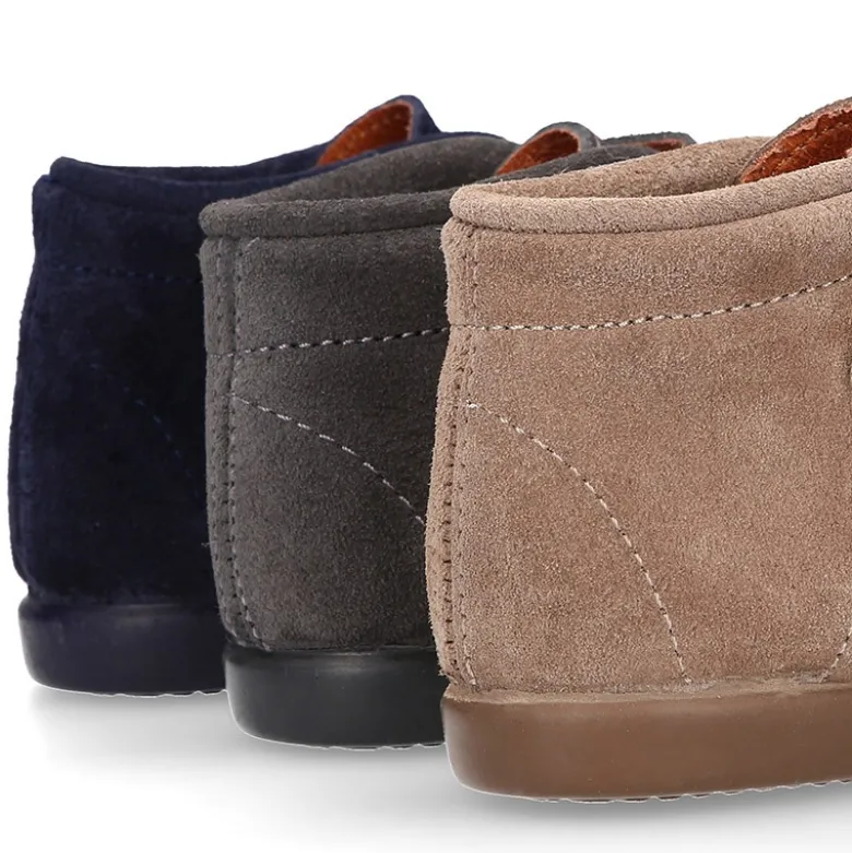 Botita niños clásica sin cordones tipo Blucher en piel serraje con diseño pala vega.