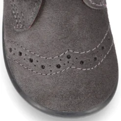 Botita niños clásica sin cordones tipo Blucher en piel serraje con diseño pala vega.