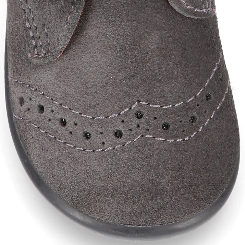 Botita niños clásica sin cordones tipo Blucher en piel serraje con diseño pala vega.