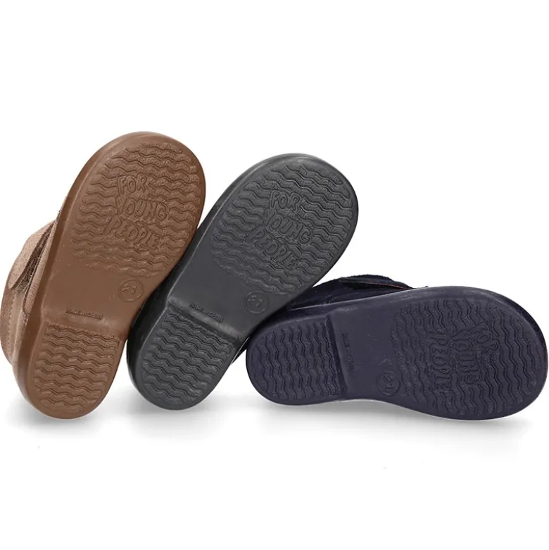 Botita niños clásica sin cordones tipo Blucher en piel serraje con diseño pala vega.